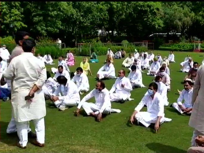 Rajasthan Congress MLAs supporting CM Ashok Gehlot sit and raise slogans at Raj Bhawan. | Video : राजस्थान सत्ता संघर्ष; गेहलोतांनी घेतली राज्यपालांची भेट, राजभवनातच काँग्रेस आमदारांचा ठिय्या Rajasthan Congress MLAs supporting CM Ashok Gehlot sit and raise slogans at Raj Bhawan. | Video : राजस्थान सत्ता संघर्ष; गेहलोतांनी घेतली राज्यपालांची भेट, राजभवनातच काँग्रेस आमदारांचा ठिय्या