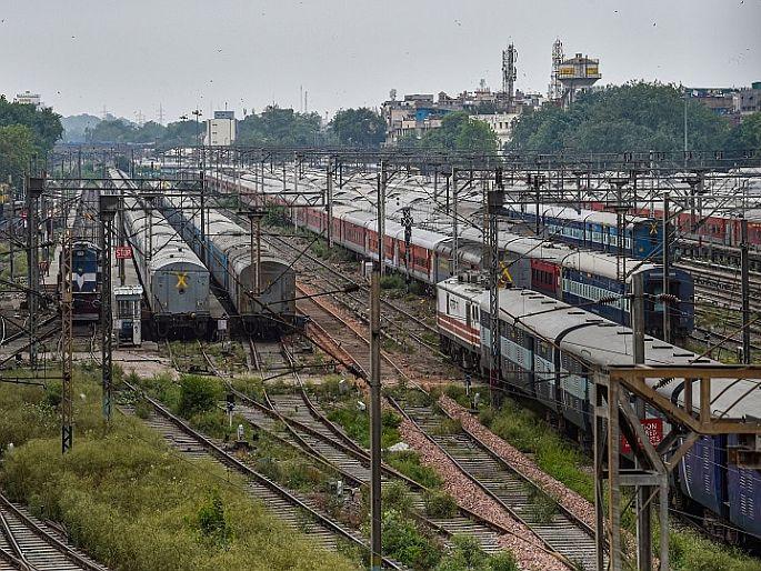 The railways canceled many trains some diverted due to the farmers movement | शेतकरी आंदोलन : रेल्वेनं रद्द केल्या अनेक रेल्वेगाड्या, काहींचा मार्ग बदलला, येथे पाहा संपूर्ण यादी The railways canceled many trains some diverted due to the farmers movement | शेतकरी आंदोलन : रेल्वेनं रद्द केल्या अनेक रेल्वेगाड्या, काहींचा मार्ग बदलला, येथे पाहा संपूर्ण यादी