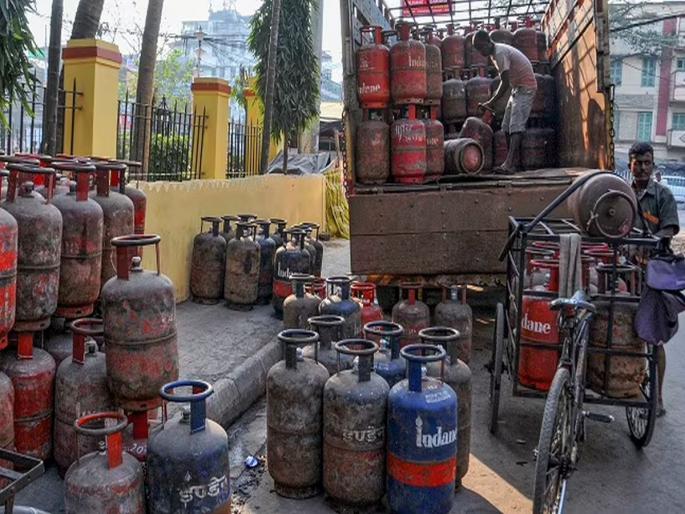 LPG Price Inflation hit on the first day of November, commercial gas cylinder price increased by Rs 101 | दिवाळीपूर्वी नोव्हेंबरच्या पहिल्याच दिवशी महागाईचा झटका, गॅस सिलिंडरचा दर 101 रुपयांनी वाढला!