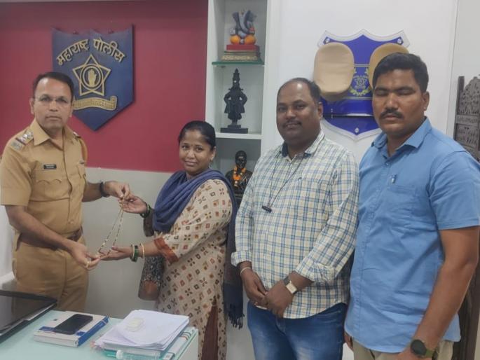 Manikpur police found 40 gram gold mangalsutra missing in rickshaw | रिक्षात गहाळ झालेले ४० ग्रॅमचे सोन्याचे मंगळसूत्र मणिकपूर पोलिसांनी दिले सापडून Manikpur police found 40 gram gold mangalsutra missing in rickshaw | रिक्षात गहाळ झालेले ४० ग्रॅमचे सोन्याचे मंगळसूत्र मणिकपूर पोलिसांनी दिले सापडून