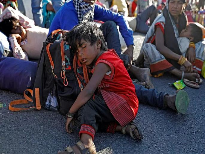 Migrant workers wont be allowed to go back at home till they finish time in quarantine once they reach their state | CoronaVirus : मजुरांना घरी पाठवण्यासंदर्भात तयार होतोय 'बिग प्लॅन', पण केंद्र सरकार घालू शकतं अशी अट Migrant workers wont be allowed to go back at home till they finish time in quarantine once they reach their state | CoronaVirus : मजुरांना घरी पाठवण्यासंदर्भात तयार होतोय 'बिग प्लॅन', पण केंद्र सरकार घालू शकतं अशी अट