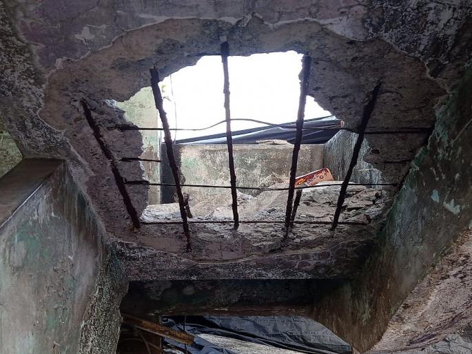 The roof of the Congress office in Dombivali collapsed | डोंबिवलीत काँग्रेस कार्यालयाचे छत कोसळले, कार्यालय फोडल्याचा आरोप; गुन्हा दाखल करण्याची मागणी The roof of the Congress office in Dombivali collapsed | डोंबिवलीत काँग्रेस कार्यालयाचे छत कोसळले, कार्यालय फोडल्याचा आरोप; गुन्हा दाखल करण्याची मागणी