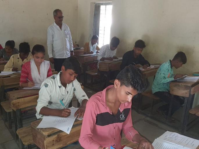 Ganesha gave English paper while enduring mother's bereavement | आईचा विरह सहन करीत गणेशने दिला इंग्रजीचा पेपर... Ganesha gave English paper while enduring mother's bereavement | आईचा विरह सहन करीत गणेशने दिला इंग्रजीचा पेपर...