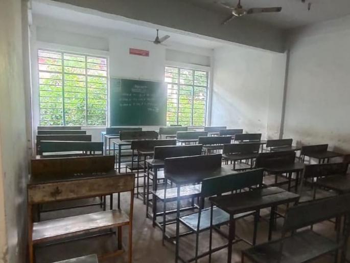 Ashram school teachers boycott the aptitude test, only 21 took the test | क्षमता परीक्षेवर आश्रमशाळा शिक्षकांचा बहिष्कार, २१ जणांनीच दिली परीक्षा Ashram school teachers boycott the aptitude test, only 21 took the test | क्षमता परीक्षेवर आश्रमशाळा शिक्षकांचा बहिष्कार, २१ जणांनीच दिली परीक्षा