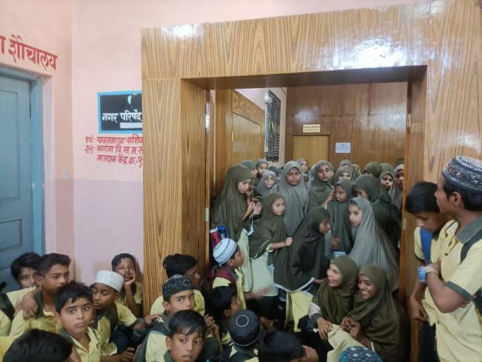 The students filled the school in the principal's hall | विद्यार्थ्यांनी मुख्याधिकारींच्या दालनातच भरविली शाळा The students filled the school in the principal's hall | विद्यार्थ्यांनी मुख्याधिकारींच्या दालनातच भरविली शाळा