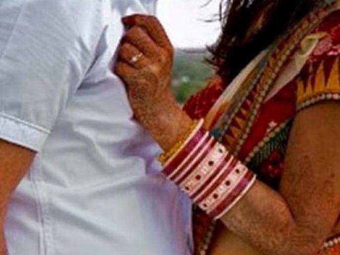 UP constable entered in girl friend home at midnight and had to leave his clothes and run away when he saw his neighbors! | अर्ध्या रात्री प्रेयसीच्या घरात शिरणं पोलीस शिपायाला महागात पडलं, शेजाऱ्यांना पाहताच कपडे सोडून पळावं लागलं! UP constable entered in girl friend home at midnight and had to leave his clothes and run away when he saw his neighbors! | अर्ध्या रात्री प्रेयसीच्या घरात शिरणं पोलीस शिपायाला महागात पडलं, शेजाऱ्यांना पाहताच कपडे सोडून पळावं लागलं!