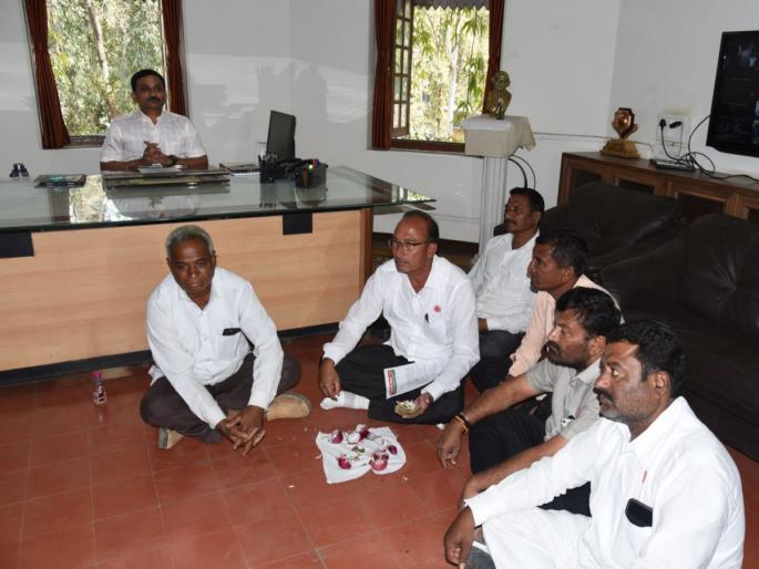 There is no price for onions in Nashik, they cut onions and ate them in the collector's hall The unique movement of Rayat Kranti | नाशिकात कांद्याला नाही भाव, जिल्हाधिकाऱ्यांच्या दालनात कांदे फोडून खाल्ली कांदा-भाकर...! ‘रयत क्रांती'चे अनोखे आंदोलन  There is no price for onions in Nashik, they cut onions and ate them in the collector's hall The unique movement of Rayat Kranti | नाशिकात कांद्याला नाही भाव, जिल्हाधिकाऱ्यांच्या दालनात कांदे फोडून खाल्ली कांदा-भाकर...! ‘रयत क्रांती'चे अनोखे आंदोलन