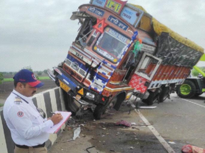 13 seriously injured in accident on Nasirabad flyover | नशिराबाद उड्डाणपुलावर अपघात, १३ जण गंभीर जखमी 13 seriously injured in accident on Nasirabad flyover | नशिराबाद उड्डाणपुलावर अपघात, १३ जण गंभीर जखमी