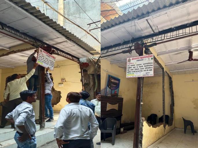 The construction done by demolishing the Ulhasnagar municipal toilet, the nameplate of the municipal corporation was put up | उल्हासनगर महापालिका शौचालय पाडून करण्यात आलेले बांधकाम निष्काशीत, महापालिकेचे लागले नामफलक The construction done by demolishing the Ulhasnagar municipal toilet, the nameplate of the municipal corporation was put up | उल्हासनगर महापालिका शौचालय पाडून करण्यात आलेले बांधकाम निष्काशीत, महापालिकेचे लागले नामफलक