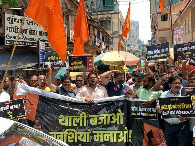 Thali Bajaw agitation by Yuvasena against inflation in Grant Road; BJP protested by distributing laddu | ग्रँटरोडमध्ये महागाईविरोधात युवासेनेकडून थाळी बाजाव आंदोलन; लाडू वाटून भाजपचा केला निषेध Thali Bajaw agitation by Yuvasena against inflation in Grant Road; BJP protested by distributing laddu | ग्रँटरोडमध्ये महागाईविरोधात युवासेनेकडून थाळी बाजाव आंदोलन; लाडू वाटून भाजपचा केला निषेध