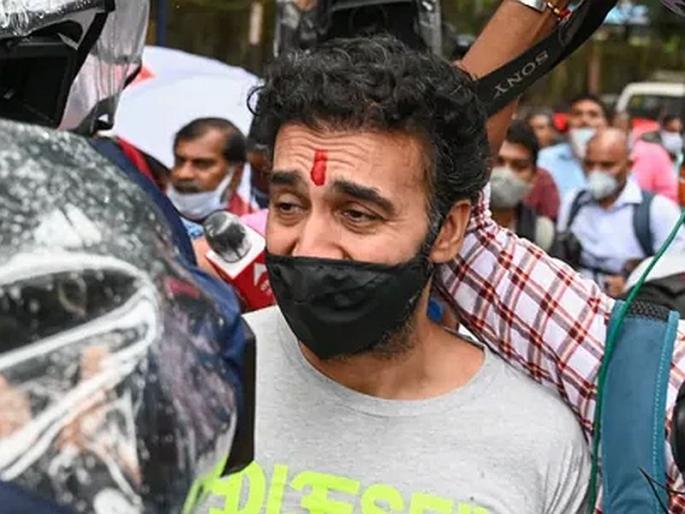 Raj Kundra out of jail after two months; Look out notice issued against Srivastava along with Bakshi | दोन महिन्यांनी राज कुंद्रा कारागृहाबाहेर; बक्षीसह श्रीवास्तवविरोधात लूक आउट नोटीस जारी Raj Kundra out of jail after two months; Look out notice issued against Srivastava along with Bakshi | दोन महिन्यांनी राज कुंद्रा कारागृहाबाहेर; बक्षीसह श्रीवास्तवविरोधात लूक आउट नोटीस जारी