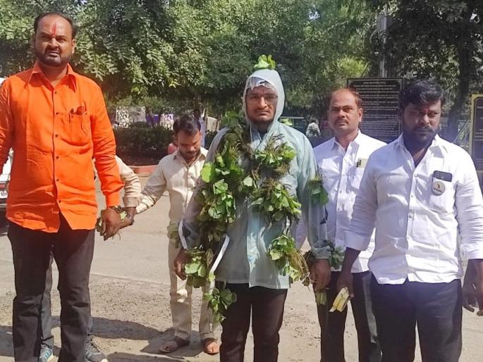 Drainage water in Chhatrapati Sambhaji lake, increased aquatic life and foul smell, migration of citizens of Solapur | छत्रपती संभाजी तलावात ड्रेनेजचे पाणी, वाढलेली जलपर्णी अन् दुर्गंधीयुक्त वासाने सोलापुरातील नागरिकांचे स्थलांतर Drainage water in Chhatrapati Sambhaji lake, increased aquatic life and foul smell, migration of citizens of Solapur | छत्रपती संभाजी तलावात ड्रेनेजचे पाणी, वाढलेली जलपर्णी अन् दुर्गंधीयुक्त वासाने सोलापुरातील नागरिकांचे स्थलांतर