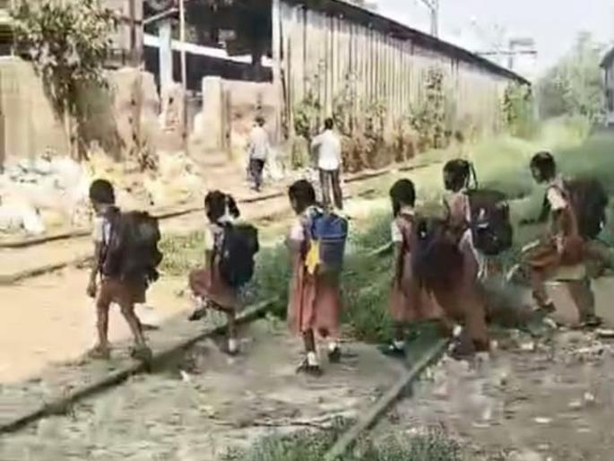 Shivdi student's life-threatening journey, bus services stop by the municipality | शिवडीतील विद्यार्थ्याचा जीव मुठीत घेऊन प्रवास, पालिकेने बस सेवा बंद केल्याने परवड Shivdi student's life-threatening journey, bus services stop by the municipality | शिवडीतील विद्यार्थ्याचा जीव मुठीत घेऊन प्रवास, पालिकेने बस सेवा बंद केल्याने परवड