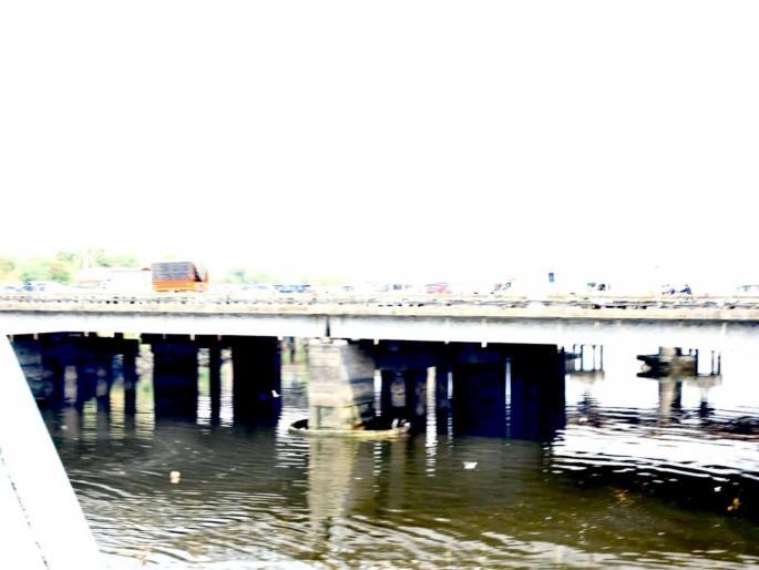 Repair work of Sion-Panvel bridge, contractor's rust, four pieces of one work | सायन-पनवेलवरील पुलांच्या दुरुस्ती कामांला ठेकेदारीचा गंज, एकाच कामाचे केले चार तुकडे Repair work of Sion-Panvel bridge, contractor's rust, four pieces of one work | सायन-पनवेलवरील पुलांच्या दुरुस्ती कामांला ठेकेदारीचा गंज, एकाच कामाचे केले चार तुकडे