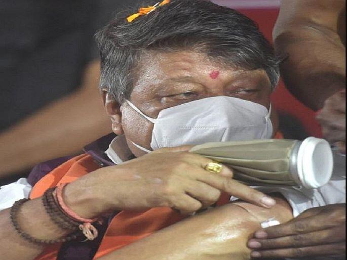 West bengal High Drama at bjps kolkata road shoes hurled at kailash vijayvargiya vehicle | कोलकात्यात भाजपचा रोड शो, 'या' बड्या नेत्याच्या गाडीवर फेकला बूट; टीएमसीवर आरोप West bengal High Drama at bjps kolkata road shoes hurled at kailash vijayvargiya vehicle | कोलकात्यात भाजपचा रोड शो, 'या' बड्या नेत्याच्या गाडीवर फेकला बूट; टीएमसीवर आरोप