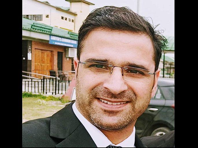 Advocate Baber Qadri has been shot dead by unidentified terrorists in Hawal area of Srinagar | श्रीनगरमध्ये अॅडव्होकेट बाबर काद्रींची गोळ्या घालून हत्या, टीवी डिबेटमध्ये मांडत होते काश्मीरची बाजू Advocate Baber Qadri has been shot dead by unidentified terrorists in Hawal area of Srinagar | श्रीनगरमध्ये अॅडव्होकेट बाबर काद्रींची गोळ्या घालून हत्या, टीवी डिबेटमध्ये मांडत होते काश्मीरची बाजू