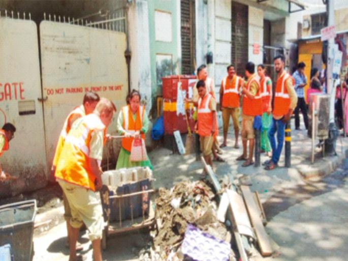 Basic facilities rather than colorful uniforms were provided; The new uniform of the sweepers is in discussion | कलरफुल गणवेशापेक्षा मूलभूत सुविधा दिल्या तरी बस्स झाले; सफाई कामगारांचा नवीन गणवेश चर्चेत Basic facilities rather than colorful uniforms were provided; The new uniform of the sweepers is in discussion | कलरफुल गणवेशापेक्षा मूलभूत सुविधा दिल्या तरी बस्स झाले; सफाई कामगारांचा नवीन गणवेश चर्चेत