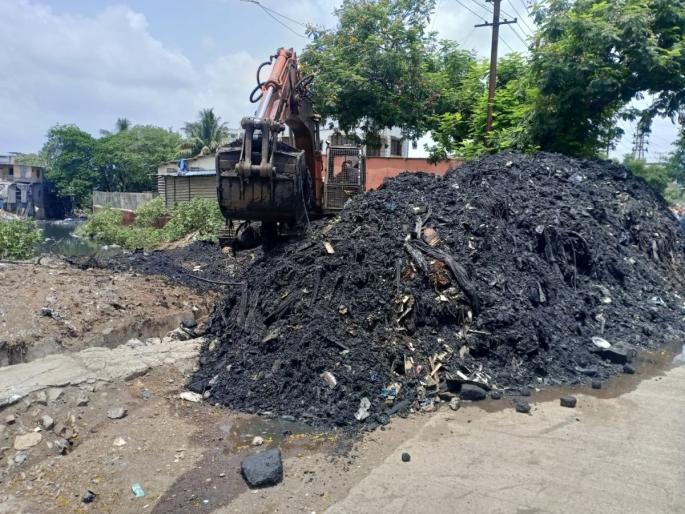 Ulhasnagar Municipal Corporation's claim of 90% drain cleaning, in reality many drains are blocked | उल्हासनगर महापालिकेचा ९० टक्के नाले सफाईचा दावा, प्रत्यक्षात अनेक नाले तुंबलेले Ulhasnagar Municipal Corporation's claim of 90% drain cleaning, in reality many drains are blocked | उल्हासनगर महापालिकेचा ९० टक्के नाले सफाईचा दावा, प्रत्यक्षात अनेक नाले तुंबलेले
