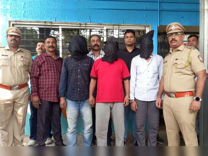 Three robbers arrested including shooter of grocer, cash seized with two revolvers | किराणा व्यापाऱ्यावर गोळीबार करणाऱ्यासह तीन दरोडेखोर जेरबंद, दोन रिव्हॉल्व्हरसह रोकड जप्त Three robbers arrested including shooter of grocer, cash seized with two revolvers | किराणा व्यापाऱ्यावर गोळीबार करणाऱ्यासह तीन दरोडेखोर जेरबंद, दोन रिव्हॉल्व्हरसह रोकड जप्त