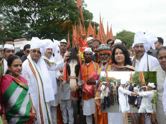 Mauli Mauli's shout Arrival of Jagadguru Sant Tukaram Maharaj Palkhi in the solapur district | माऊली... माऊलीचा जयघोष; जगद्गुरू संत तुकाराम महाराज पालखीचे जिल्ह्यात आगमन 