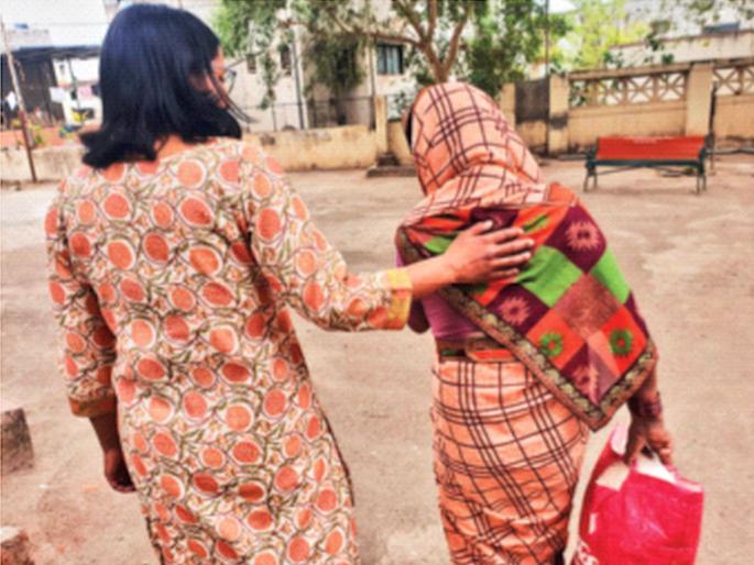 'They' met after 40 years Tears in eyes became words; 'She' is from Norway, the mother lives in a slum area | ४० वर्षांनी ‘त्या’ भेटल्या... डोळ्यातील अश्रूच बनले शब्द; ‘ती’ नॉर्वेची, आई झोपडपट्टीत राहणारी 'They' met after 40 years Tears in eyes became words; 'She' is from Norway, the mother lives in a slum area | ४० वर्षांनी ‘त्या’ भेटल्या... डोळ्यातील अश्रूच बनले शब्द; ‘ती’ नॉर्वेची, आई झोपडपट्टीत राहणारी