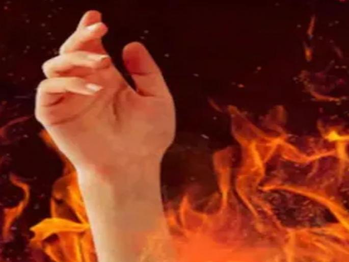 A woman's attempt at self-immolation for a gharkul; The incident took place in the collector office area on Independence day in yavatmal | घरकुलासाठी महिलेचा आत्मदहनाचा प्रयत्न; स्वातंत्र्य दिनीच जिल्हाधिकारी कार्यालय परिसरात घडला प्रकार