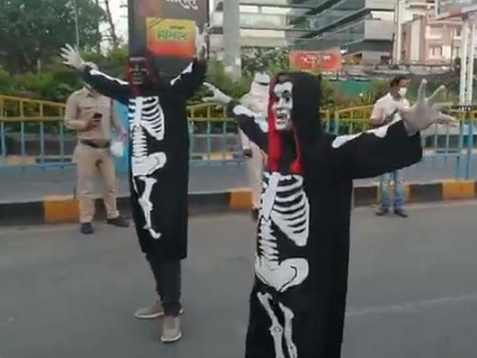 Indore police take Ghost look to aware people against Corona virus sna | VIDEO : जबरदस्त आयडिया; येथे लॉकडाउनमध्ये रस्त्यावर फिरणाऱ्यांना पकडणार 'भूत'! Indore police take Ghost look to aware people against Corona virus sna | VIDEO : जबरदस्त आयडिया; येथे लॉकडाउनमध्ये रस्त्यावर फिरणाऱ्यांना पकडणार 'भूत'!