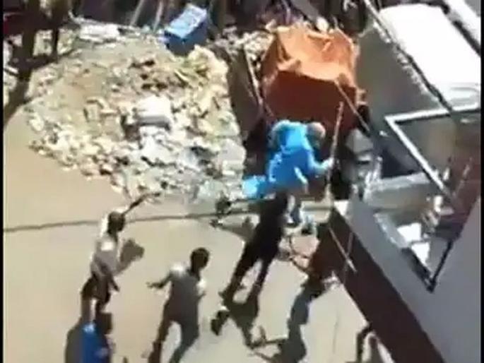 indore police arrested 7 for connection of attack on doctor sna | मध्य प्रदेशात डॉक्टरांवरील हल्ल्याप्रकरणी 7 जणांना अटक, महिला डॉक्टरने सांगितले नेमके काय घडले indore police arrested 7 for connection of attack on doctor sna | मध्य प्रदेशात डॉक्टरांवरील हल्ल्याप्रकरणी 7 जणांना अटक, महिला डॉक्टरने सांगितले नेमके काय घडले