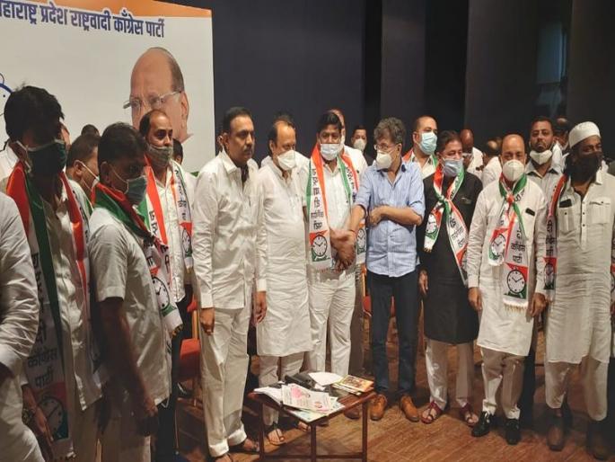 Big blow to Congress in Bhiwandi; 18 corporators joined NCP | काँग्रेसला मोठा धक्का; अजित पवारांच्या उपस्थितीत 16 नगरसेवकांनी केला राष्ट्रवादीत प्रवेश Big blow to Congress in Bhiwandi; 18 corporators joined NCP | काँग्रेसला मोठा धक्का; अजित पवारांच्या उपस्थितीत 16 नगरसेवकांनी केला राष्ट्रवादीत प्रवेश