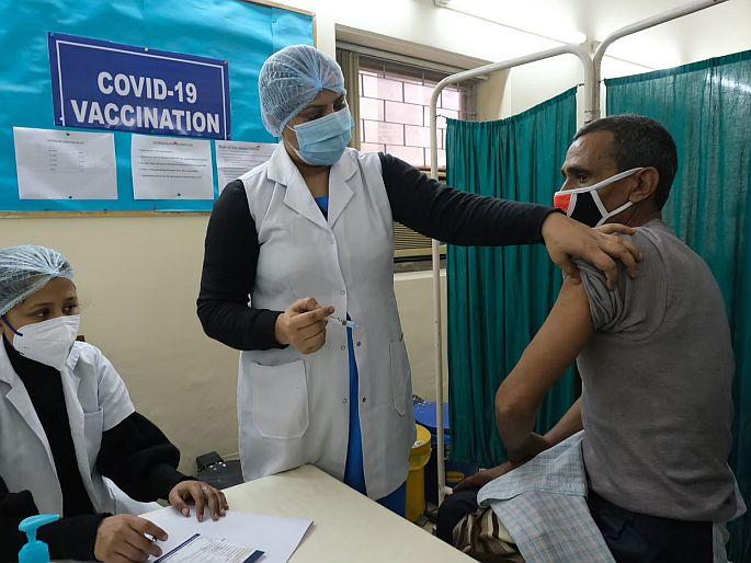 Municipal rush to buy one crore vaccines | एक कोटी लस खरेदीसाठी महापालिकेची धावपळ, खर्च कोट्यवधींचा; तीन आठवड्यांत पुरवठ्याचे बंधन Municipal rush to buy one crore vaccines | एक कोटी लस खरेदीसाठी महापालिकेची धावपळ, खर्च कोट्यवधींचा; तीन आठवड्यांत पुरवठ्याचे बंधन