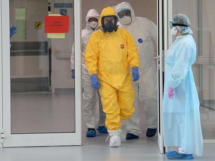 Russian President Putin wore Hazmat Suit To Visit Hospital for Coronavirus Patients sna | कोरोना व्हायरसबरोबरच्या युद्धातील 'ढाल' आहे हा 'सूट', आता बनला पुतीन यांचे 'संरक्षण कवच' Russian President Putin wore Hazmat Suit To Visit Hospital for Coronavirus Patients sna | कोरोना व्हायरसबरोबरच्या युद्धातील 'ढाल' आहे हा 'सूट', आता बनला पुतीन यांचे 'संरक्षण कवच'