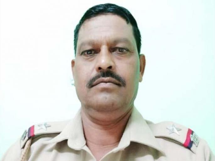 Solapur Police officer paid his one month's salary for Farmer loan waiver! | कडक salute; शेतकरी कर्जमाफीसाठी फौजदाराने दिला एक महिन्याचा पगार! Solapur Police officer paid his one month's salary for Farmer loan waiver! | कडक salute; शेतकरी कर्जमाफीसाठी फौजदाराने दिला एक महिन्याचा पगार!