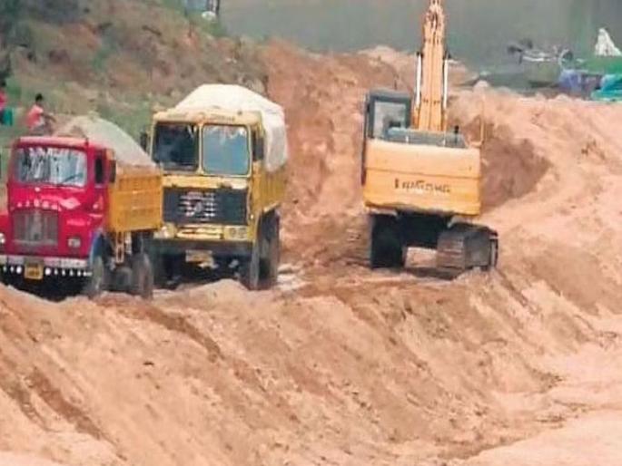 Sankrant on revenue officials due to illegal sand mining; Divisional Officer, Talathi suspended | अवैध वाळू उपशामुळे महसूलच्या अधिकाऱ्यांवर संक्रांत; मंडलाधिकारी, तलाठी निलंबित Sankrant on revenue officials due to illegal sand mining; Divisional Officer, Talathi suspended | अवैध वाळू उपशामुळे महसूलच्या अधिकाऱ्यांवर संक्रांत; मंडलाधिकारी, तलाठी निलंबित