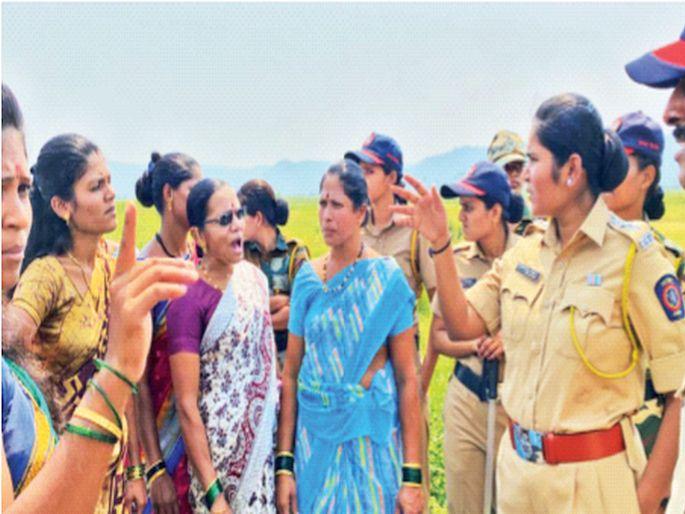 Struggle over 'Sanegaon' in local-management | स्थानिक-व्यवस्थापनात ‘सानेगाव’वर संघर्ष, महिलांचा पेटवून घेण्याचा प्रयत्न Struggle over 'Sanegaon' in local-management | स्थानिक-व्यवस्थापनात ‘सानेगाव’वर संघर्ष, महिलांचा पेटवून घेण्याचा प्रयत्न