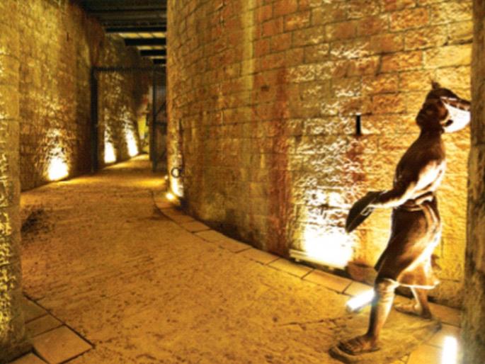 The story of the basement of the Raj Bhavan, When photos speak | राजभवनातल्या भुयाराची गाेष्ट...; फोटो बोलतात तेव्हा..! The story of the basement of the Raj Bhavan, When photos speak | राजभवनातल्या भुयाराची गाेष्ट...; फोटो बोलतात तेव्हा..!