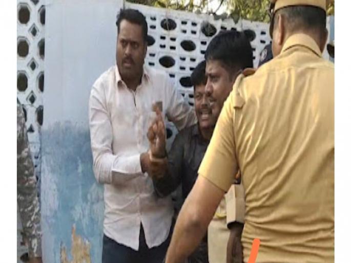 A youth who tried to self-immolate in front of the guardian minister chandrakan dada patil's convoy was detained by the police | पालकमंत्र्यांच्या ताफ्यासमोर आत्मदहन करण्याचा प्रयत्न करणाऱ्या तरुणाला पोलिसांनी घेतले ताब्यात A youth who tried to self-immolate in front of the guardian minister chandrakan dada patil's convoy was detained by the police | पालकमंत्र्यांच्या ताफ्यासमोर आत्मदहन करण्याचा प्रयत्न करणाऱ्या तरुणाला पोलिसांनी घेतले ताब्यात