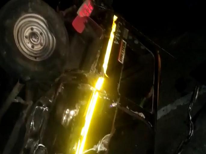 A terrible accident near Ausa in latur district, Three dead, 13 injured | औशाजवळ भीषण अपघात, काळी पिवळी-जीपची समोरासमोर धडक; तीन ठार, 13 जखमी A terrible accident near Ausa in latur district, Three dead, 13 injured | औशाजवळ भीषण अपघात, काळी पिवळी-जीपची समोरासमोर धडक; तीन ठार, 13 जखमी