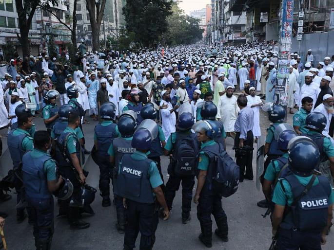 Bangladesh Hindus homes on fire by some extremists in Rangpur | Bangladesh Violence: बांगलादेशात हिंदूंवरील हल्ले सुरूच, हल्लेखोरांनी घरं जाळली; सोशल मीडिया पोस्टमुळे पुन्हा हिंसा भडकली Bangladesh Hindus homes on fire by some extremists in Rangpur | Bangladesh Violence: बांगलादेशात हिंदूंवरील हल्ले सुरूच, हल्लेखोरांनी घरं जाळली; सोशल मीडिया पोस्टमुळे पुन्हा हिंसा भडकली