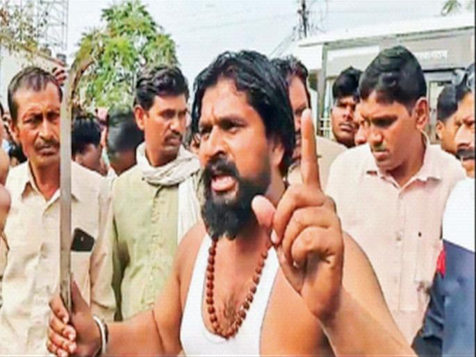 angry farmer; Demand of Rs.6 thousand per quintal for soybeans | सोयाबीनला भाव द्या, एअरगन दाखवली, संतापलेल्या शेतकऱ्याचे कृत्य; ६ हजार रुपये प्रतिक्विंटलची मागणी angry farmer; Demand of Rs.6 thousand per quintal for soybeans | सोयाबीनला भाव द्या, एअरगन दाखवली, संतापलेल्या शेतकऱ्याचे कृत्य; ६ हजार रुपये प्रतिक्विंटलची मागणी