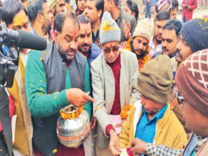 Ayodhya ram mandir Ghar Ghar Akshat Campaign Commencement of distribution of Akshata for Pranpratistha ceremony | घर घर अक्षत मोहीम : समर्पण लेने आए थे, निमंत्रण देने आए है; प्राणप्रतिष्ठा सोहळ्यासाठी अक्षता वाटपाचा शुभारंभ  Ayodhya ram mandir Ghar Ghar Akshat Campaign Commencement of distribution of Akshata for Pranpratistha ceremony | घर घर अक्षत मोहीम : समर्पण लेने आए थे, निमंत्रण देने आए है; प्राणप्रतिष्ठा सोहळ्यासाठी अक्षता वाटपाचा शुभारंभ
