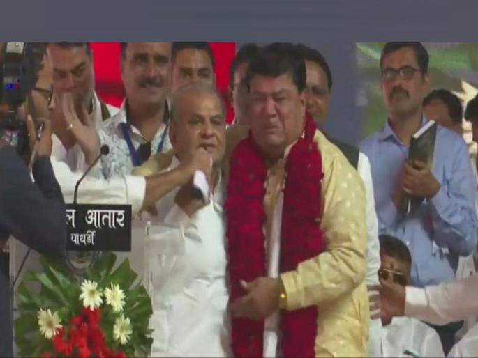Babanrao Dhakne embraces boy prataprao Dhakne for the first time! This meeting in front of Pawar brought tears to the eyes of many | बबनराव ढाकणेंनी प्रथमच घेतली मुलाची गळाभेट! पवारांसमोर घडलेल्या या भेटीनं अनेकांचे डोळे पाणावले Babanrao Dhakne embraces boy prataprao Dhakne for the first time! This meeting in front of Pawar brought tears to the eyes of many | बबनराव ढाकणेंनी प्रथमच घेतली मुलाची गळाभेट! पवारांसमोर घडलेल्या या भेटीनं अनेकांचे डोळे पाणावले