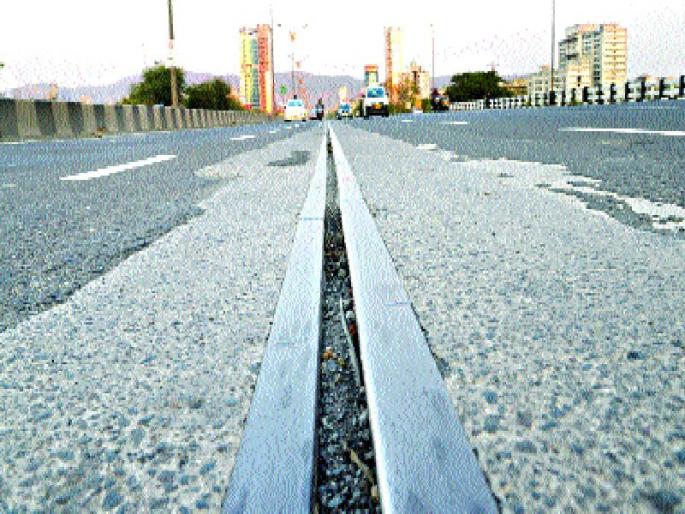 Filing an FIR against the Public Works Department, negligence | सार्वजनिक बांधकाम विभागावर गुन्हा दाखल, निष्काळजीपणाचा ठपका  Filing an FIR against the Public Works Department, negligence | सार्वजनिक बांधकाम विभागावर गुन्हा दाखल, निष्काळजीपणाचा ठपका