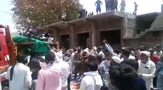 Vendors oppose Amravati patrol action; Filed a crime | अमरावतीत गस्ती पथकाच्या कारवाईला विक्रेत्यांचा विरोध; गुन्हा दाखल Vendors oppose Amravati patrol action; Filed a crime | अमरावतीत गस्ती पथकाच्या कारवाईला विक्रेत्यांचा विरोध; गुन्हा दाखल