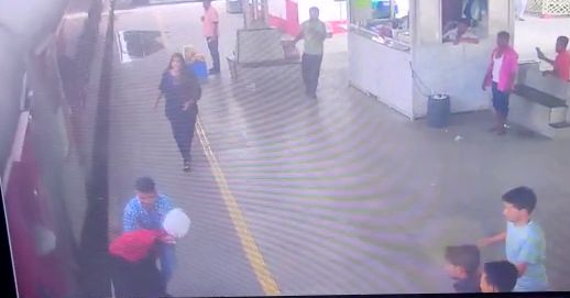 The woman, who was about to die, was dragged on a flat platform | मृत्यूच्या जबड्यात जाऊ पाहणाऱ्या महिलेला अलगद फलाटावर ओढले The woman, who was about to die, was dragged on a flat platform | मृत्यूच्या जबड्यात जाऊ पाहणाऱ्या महिलेला अलगद फलाटावर ओढले