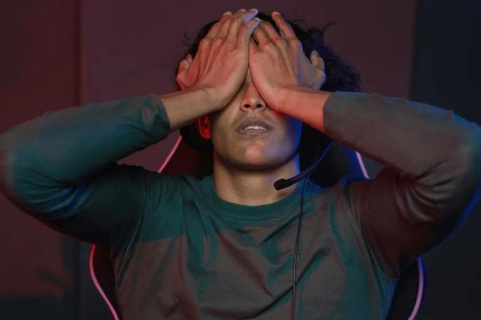 Do not ignore the dryness and tiredness of the eyes | डोळ्यातील कोरडेपणा व थकव्याकडे दुर्लक्ष नको