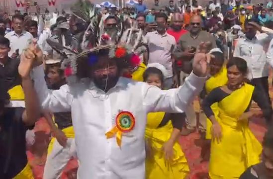 Gadchiroli's Guardian Minister Eknath Shinde took the traditional rally dance again | गडचिरोलीचे पालकमंत्री एकनाथ शिंदे यांनी पारंपरिक रेला नृत्यावर धरला फेर