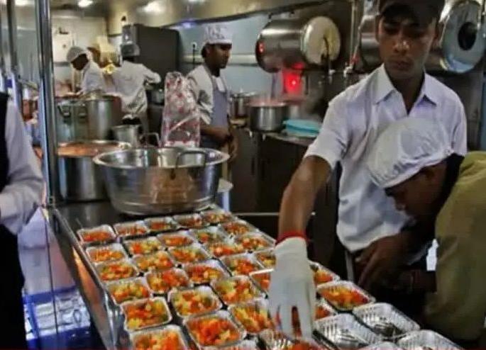 Now food will be available in the trains according to the taste of the passengers | आता प्रवाशांच्या आवडीनुसार रेल्वेगाड्यांत मिळणार खाद्यपदार्थ Now food will be available in the trains according to the taste of the passengers | आता प्रवाशांच्या आवडीनुसार रेल्वेगाड्यांत मिळणार खाद्यपदार्थ