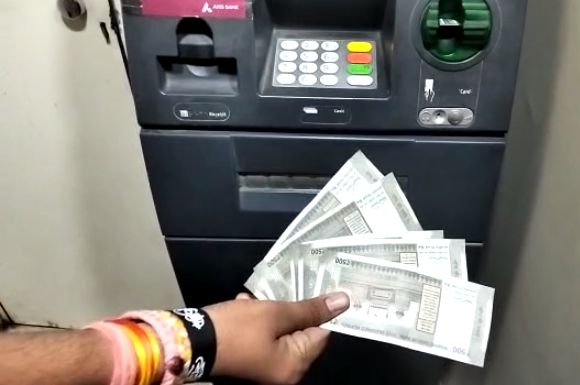 Withdrawal of five hundred, but two and a half thousand left! There was a repentance crowd in front of the ATM at midnight | सांगताय काय? विड्रॉल पाचशेचा, निघाले अडीच हजार! एटीएमसमोर मध्यरात्री तोबा गर्दी; पहा Video Withdrawal of five hundred, but two and a half thousand left! There was a repentance crowd in front of the ATM at midnight | सांगताय काय? विड्रॉल पाचशेचा, निघाले अडीच हजार! एटीएमसमोर मध्यरात्री तोबा गर्दी; पहा Video