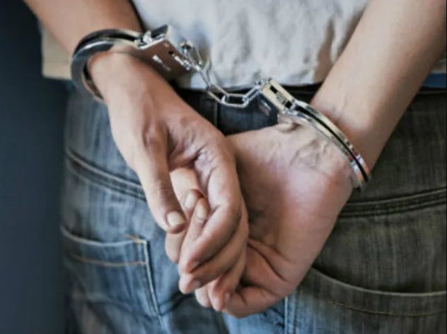 Moped Ambush, Jailbreak Escaped Chainsnatcher Inside Cell | मोपेडने केला घात, जेल तोडून पळालेला चेनस्नॅचर कोठडीच्या आत Moped Ambush, Jailbreak Escaped Chainsnatcher Inside Cell | मोपेडने केला घात, जेल तोडून पळालेला चेनस्नॅचर कोठडीच्या आत