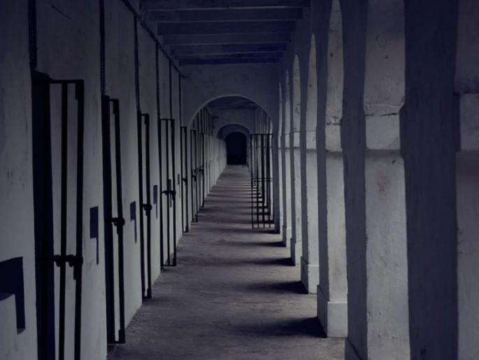 Create separate barracks for third parties in prisons | कारागृहांत तृतीयपंथींसाठी स्वतंत्र बराक तयार करा; राज्य सरकारला नोटीस Create separate barracks for third parties in prisons | कारागृहांत तृतीयपंथींसाठी स्वतंत्र बराक तयार करा; राज्य सरकारला नोटीस